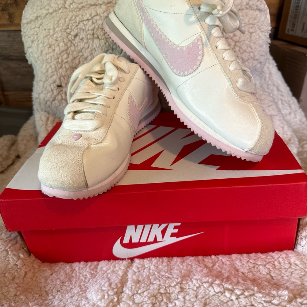 Nike Cortez leather causal women’s shoes size 10.5